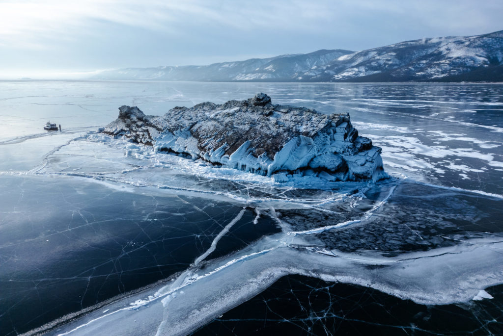 изображение горных элементов в воде байкала