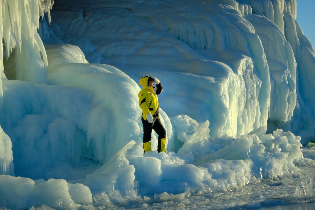 Человек смотрит в даль на ледяных Гротах Байкала