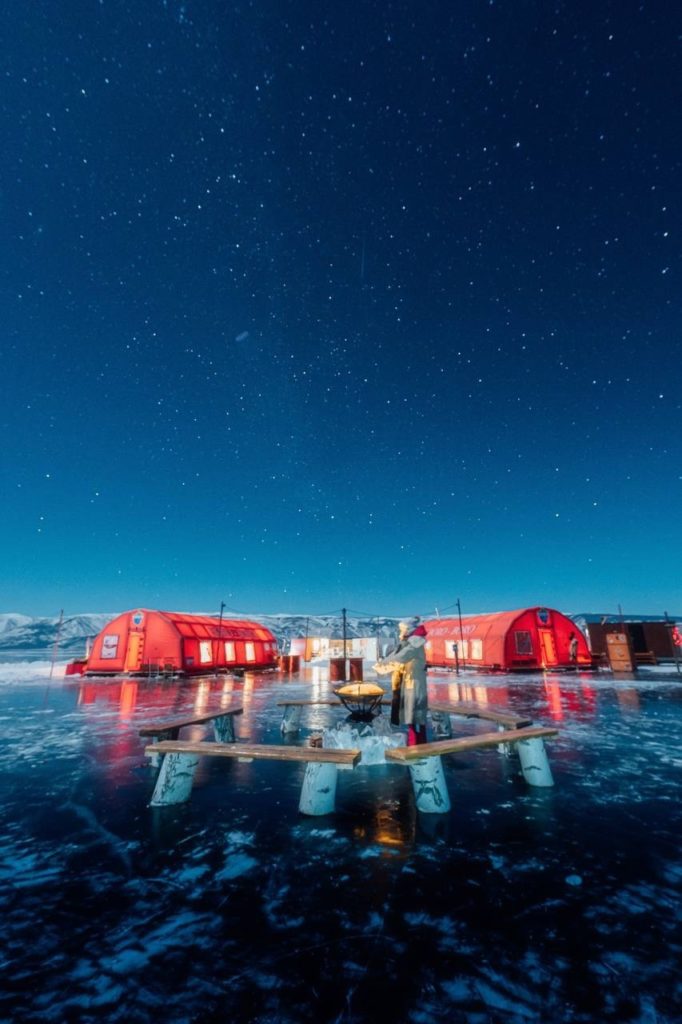 Красивое фото лагеря с ночным небом с тура на Байкале 