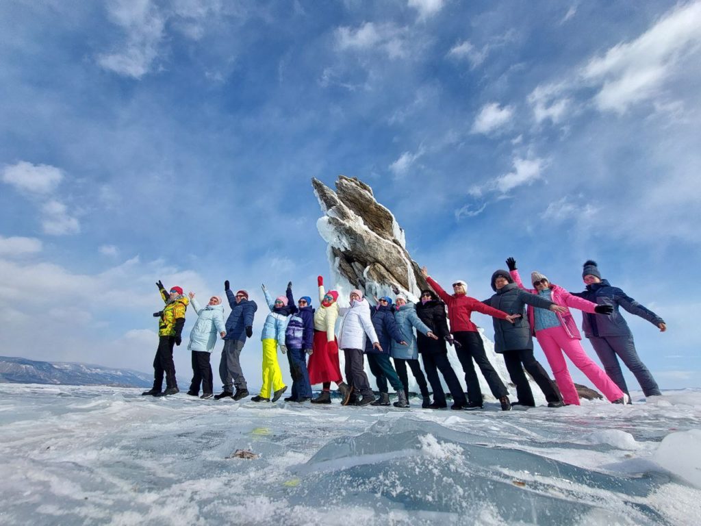 Люди на байкале зимой