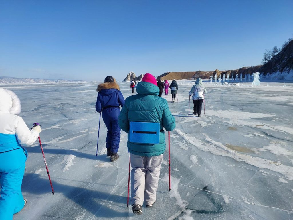 Вид со спины: скандинавская ходьба на Байкале