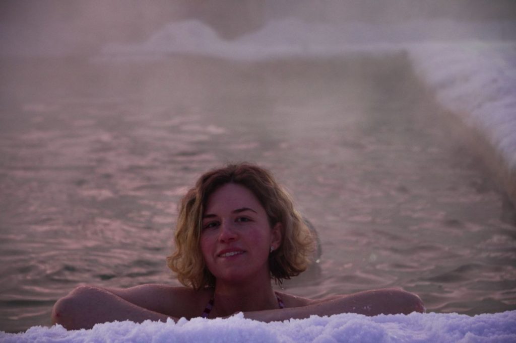 Девушка купается на Байкале зимой