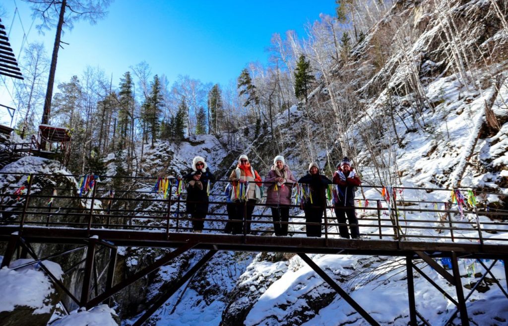 фото людей на мосту зимой на Байкале